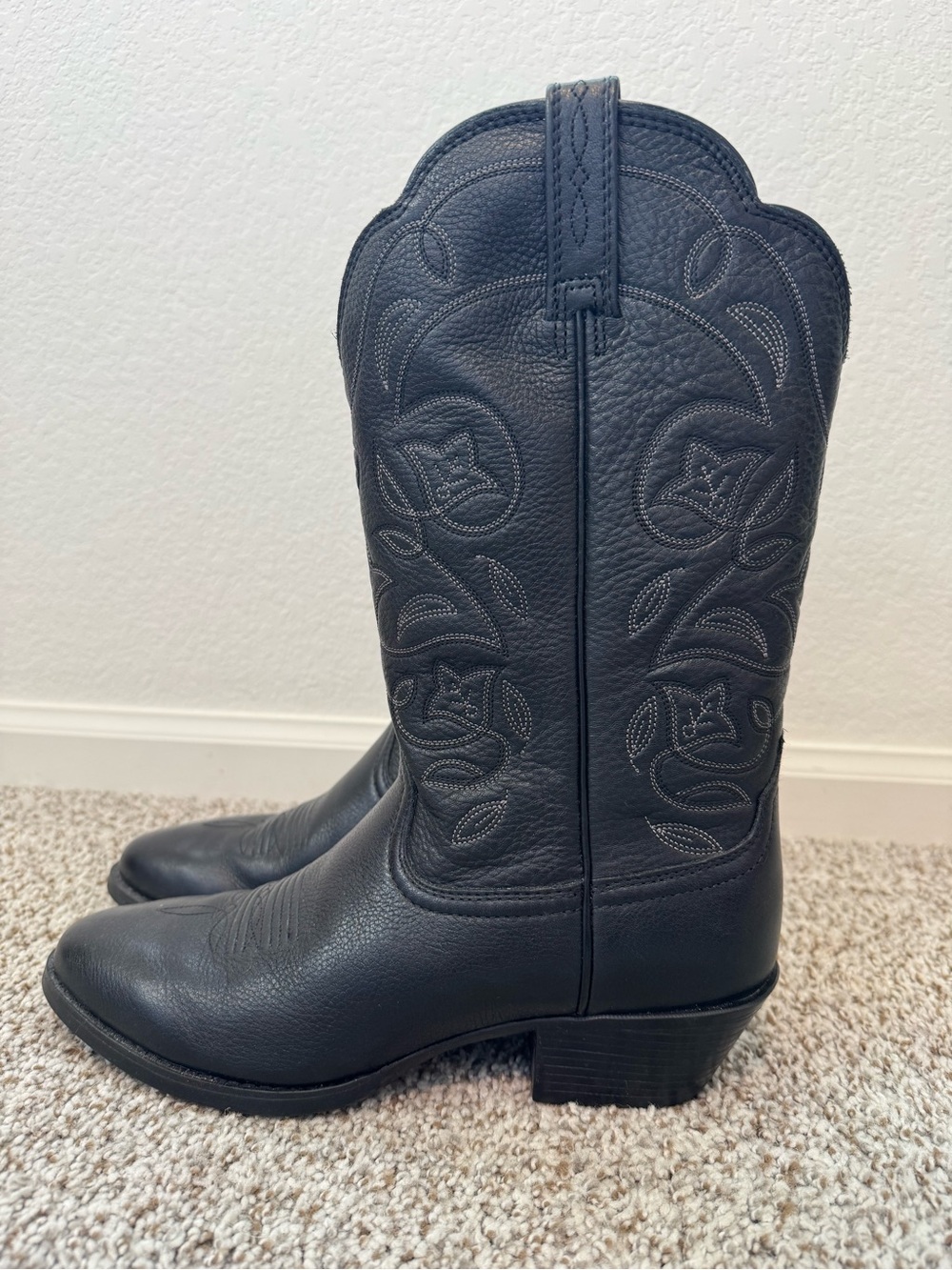 Never Worn Ariat Black Heritage R Toe Leather Western Boots